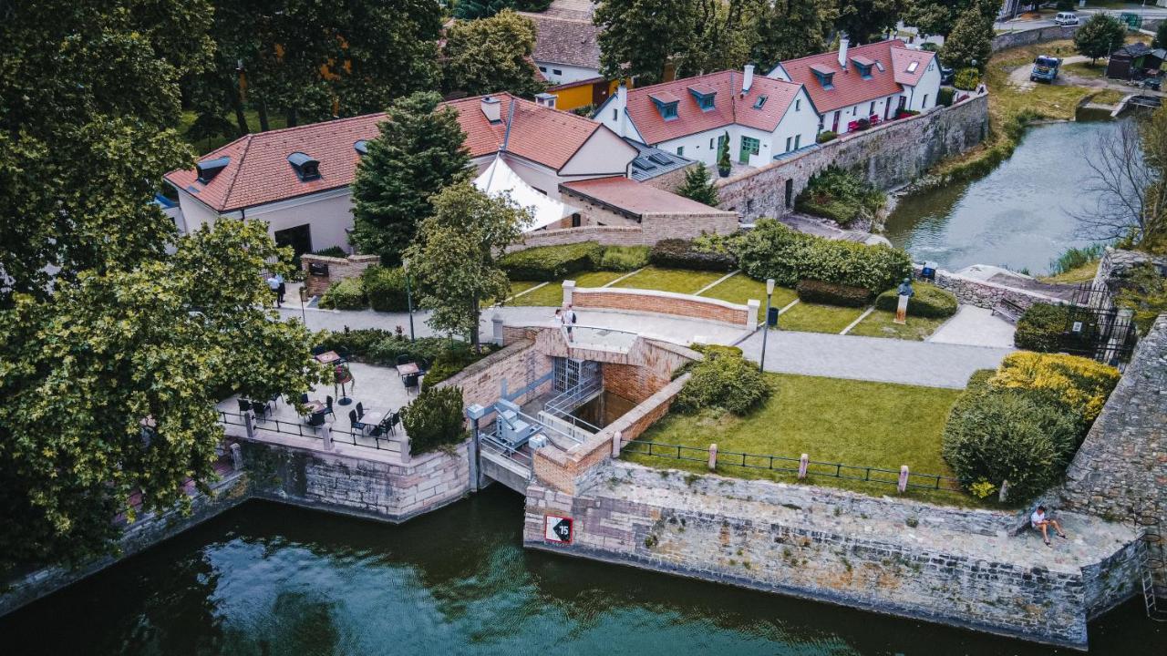 Platan Udvarhaz Tata Exterior foto