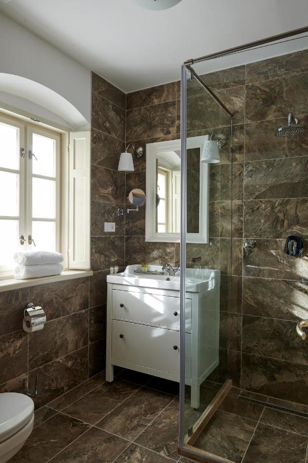Platan Udvarhaz Tata Exterior foto